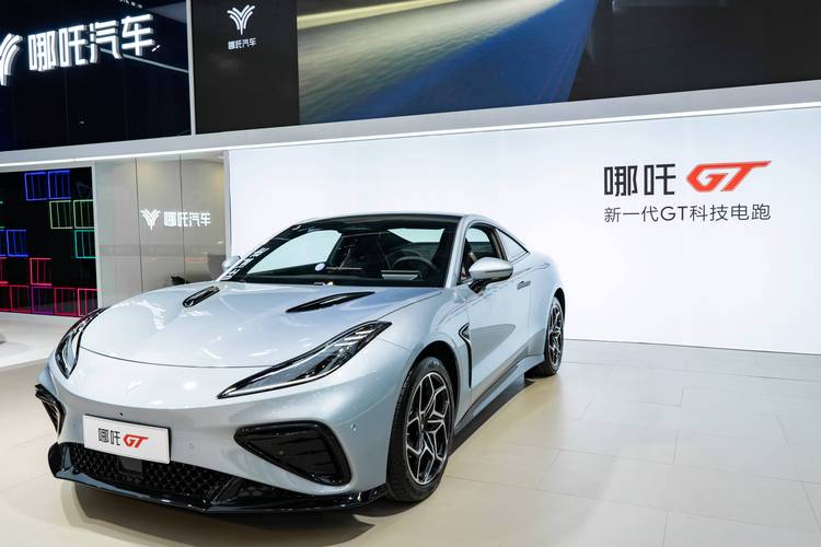 惠州19哪吒汽车在智能汽车领域的表现，领途汽车在新能源汽车市场中的影响力